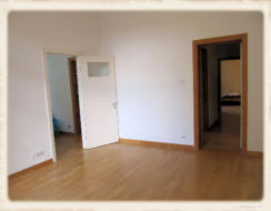 Links Durchgang zum hinteren Zimmer. Rechts zum Flur.