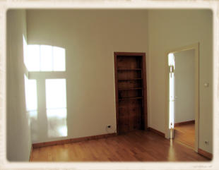 Ein ehemaliger Durchgang zur K�che ist als Regal umgebaut