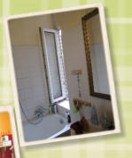 Das Badezimmer mit Fenster